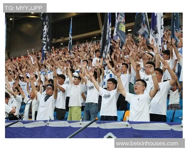 球迷在看台上表白成功,现场掌声雷动 球迷在看台上表白成功,现场掌声雷动